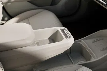 Un vistazo al interior del Kia EV4, con un diseño funcional y cómodo.