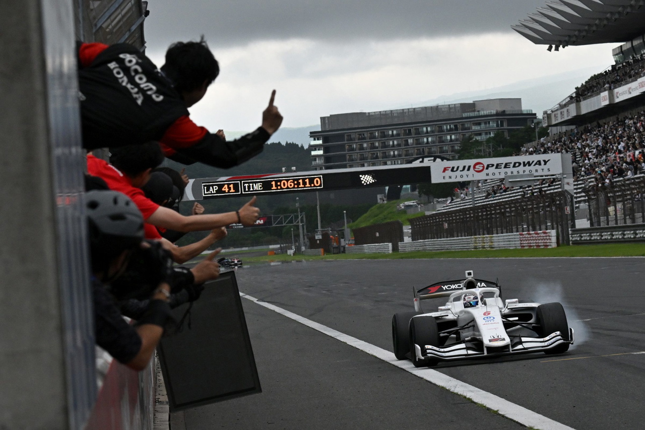 Sho Tsuboi celebra su victoria en Fuji, liderando la Super Fórmula antes de su test con Haas.