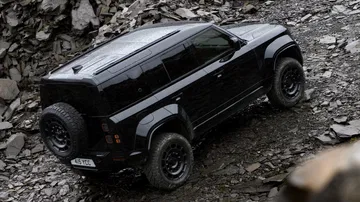 El nuevo Defender en imponente acabado 'full black', listo para cualquier terreno. El nuevo Defender en imponente acabado 'full black', listo para cualquier terreno.