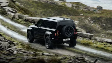El Defender V8 en su versión 'full black', un todoterreno destinado a aventureros. El Defender V8 en su versión 'full black', un todoterreno destinado a aventureros.