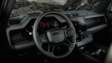 Cabina del Land Rover Defender, elegante y funcional, lista para cualquier aventura Cabina del Land Rover Defender, elegante y funcional, lista para cualquier aventura