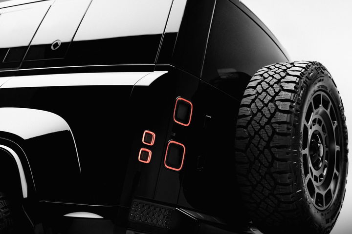 land-rover-defender-octa-black-08