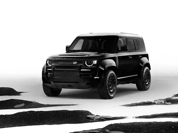 El nuevo Defender V8 en versión 'full black', un todoterreno que desafía la oscuridad.