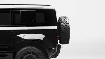 Vista trasera del Land Rover Defender 'full black', un todoterreno imponente. Vista trasera del Land Rover Defender 'full black', un todoterreno imponente.