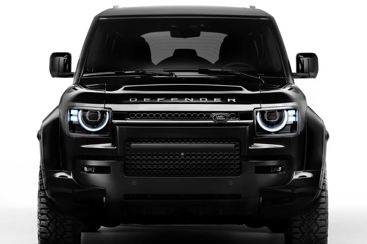 El nuevo Land Rover Defender V8 en versión 'full black' destaca por su imponente diseño.