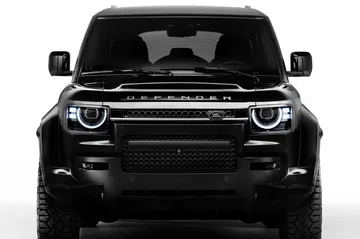 El nuevo Land Rover Defender V8 en versión 'full black' destaca por su imponente diseño.