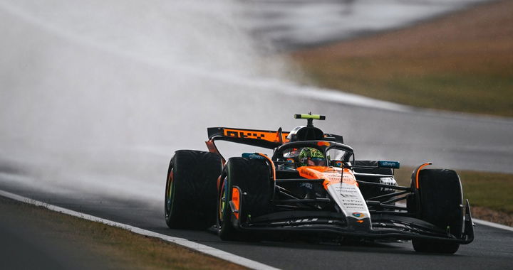 Lando Norris al volante, mostrando su destreza en Silverstone bajo la lluvia