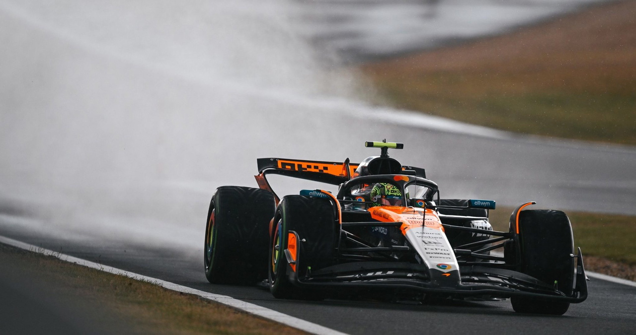 Lando Norris al volante, mostrando su destreza en Silverstone bajo la lluvia