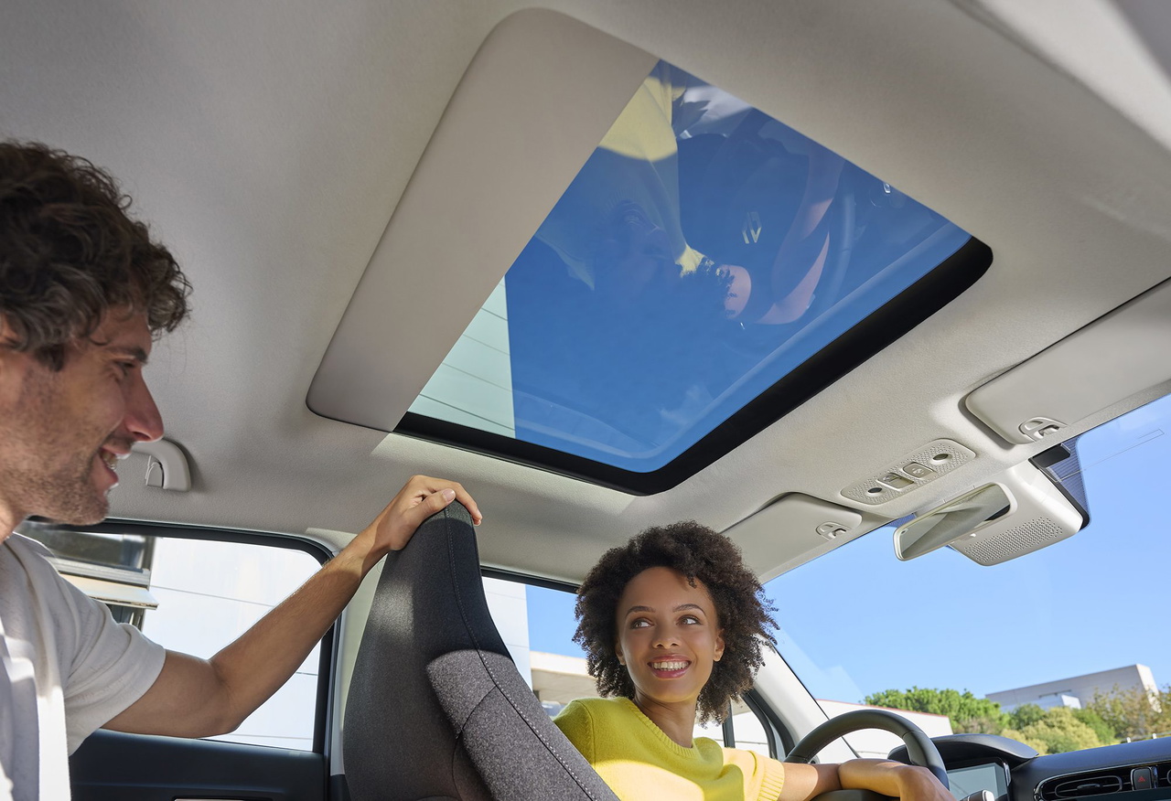 Interior del Leapmotor, destaca su techo panorámico y asientos cómodos.