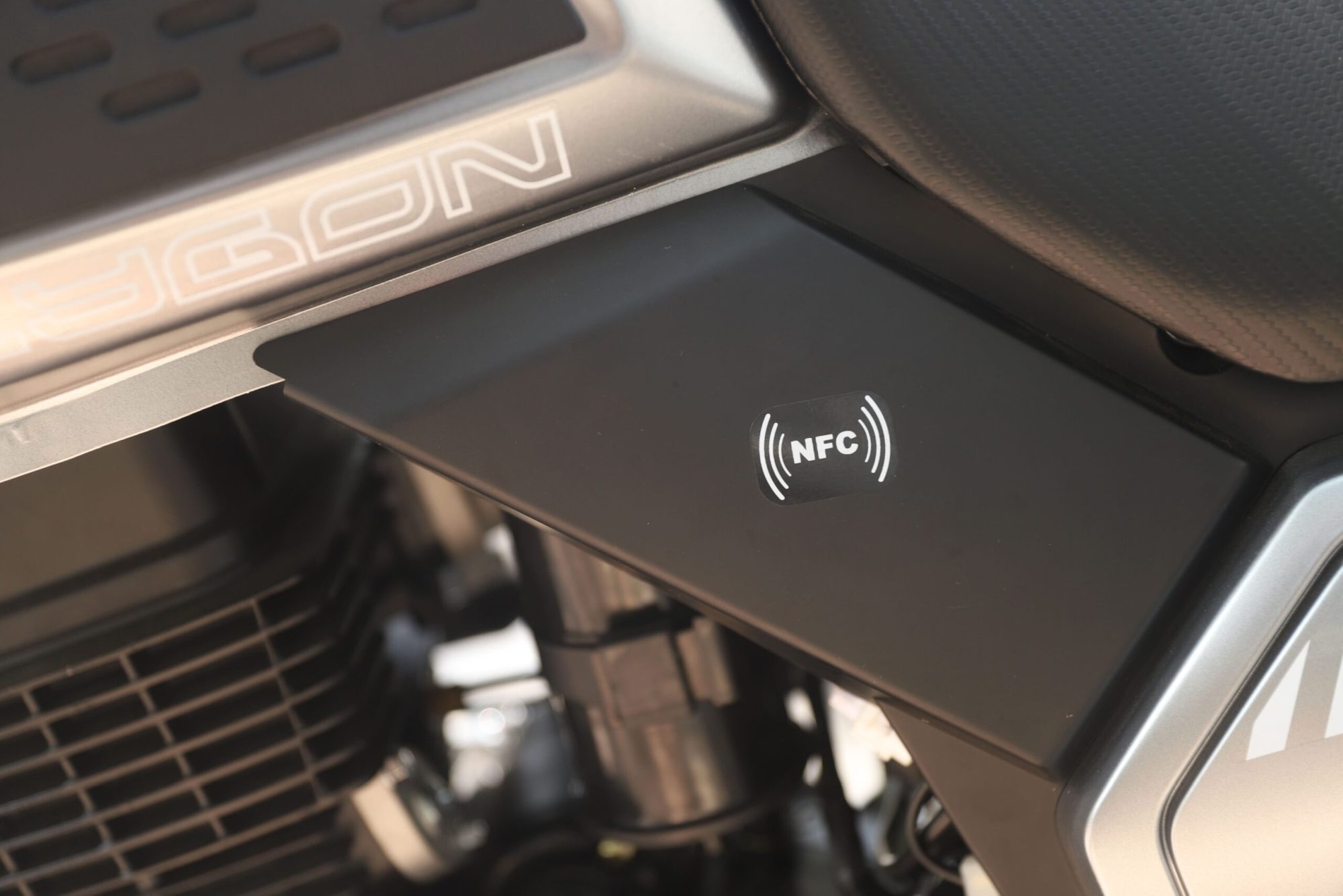 Detalle del sistema NFC en el motor, tecnología que optimiza la conectividad.