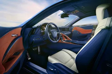 Interior del Lexus LC, combinando lujo y tecnología avanzada.