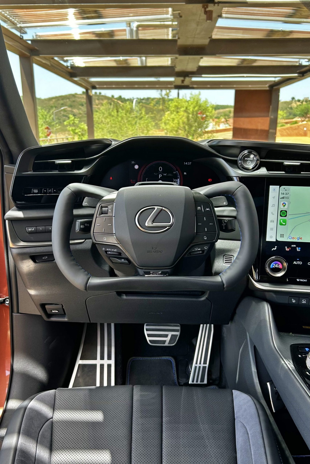 Interior del Lexus con volante ergonómico y tecnología avanzada.