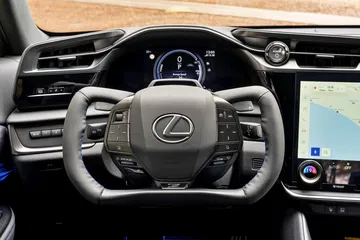 El volante y el panel del Lexus, un diseño enfocado en el conductor.