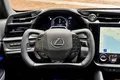 El volante y el panel del Lexus, un diseño enfocado en el conductor.