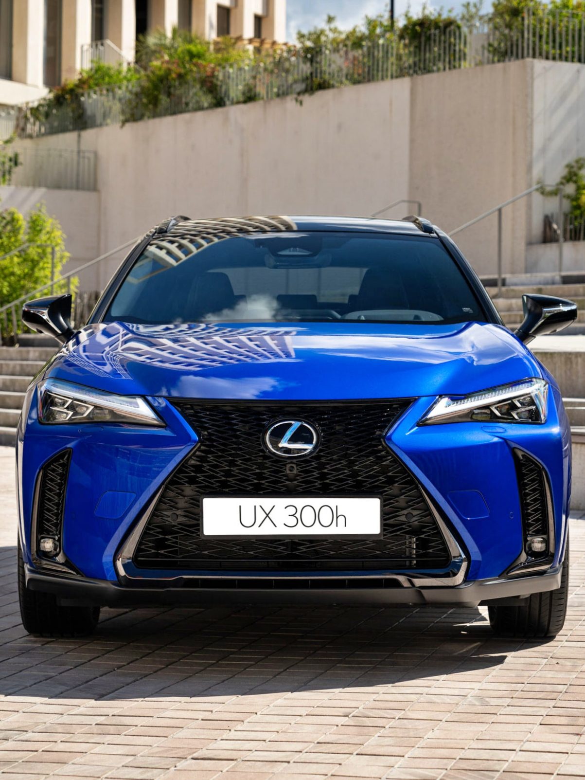 Vista frontal del Lexus UX 300h, un SUV híbrido que combina elegancia y eficiencia.