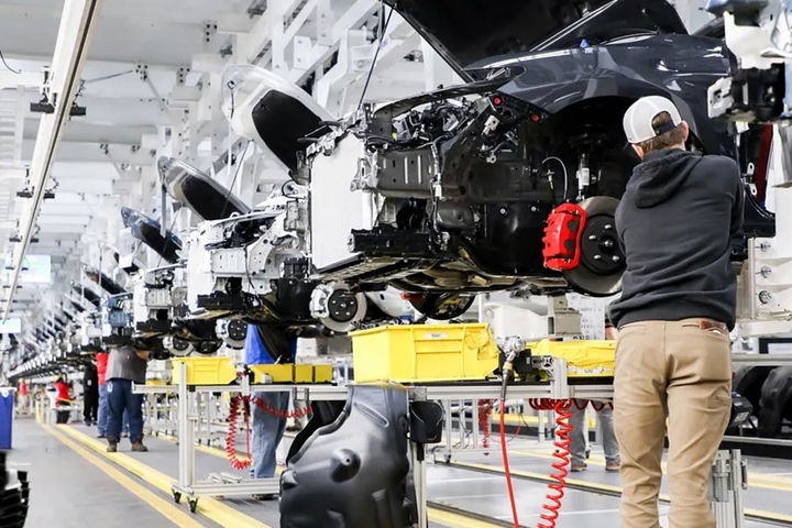 Montaje de vehículos en la planta de Toyota en Kentucky, un ejemplo de innovación en manufactura.