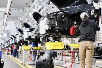 Montaje de vehículos en la planta de Toyota en Kentucky, un ejemplo de innovación en manufactura.