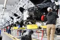 Montaje de vehículos en la planta de Toyota en Kentucky, un ejemplo de innovación en manufactura.
