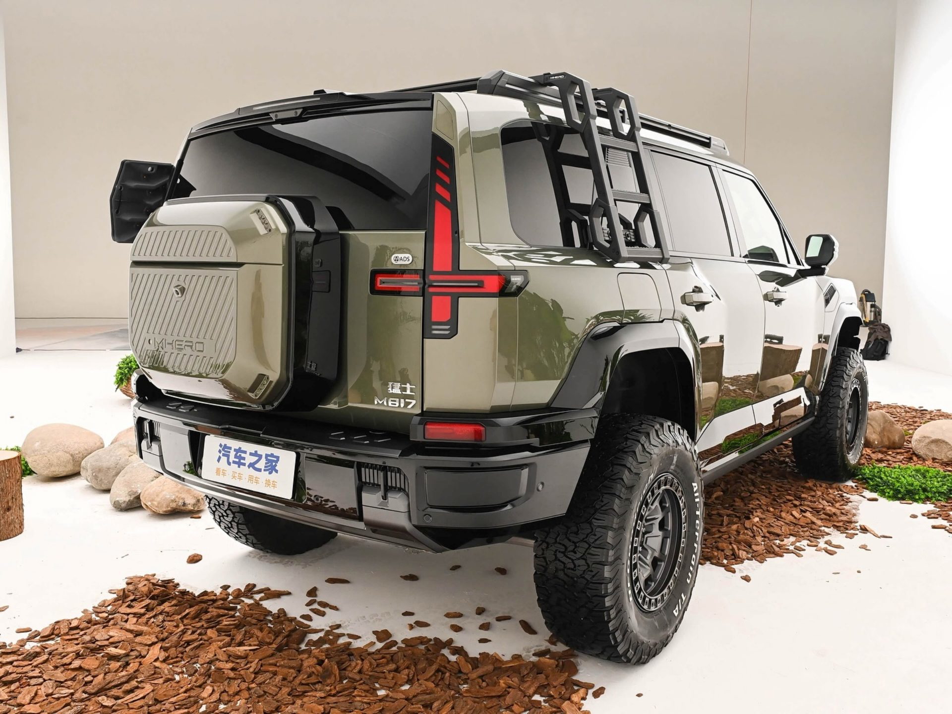 Vista posterior del todoterreno chino, destaca su robustez y diseño pensado para aventuras todoterreno.