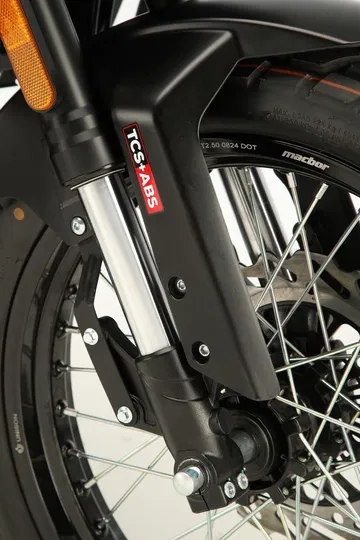 Primer plano del sistema de frenos con tecnología TCS y ABS para mayor seguridad.