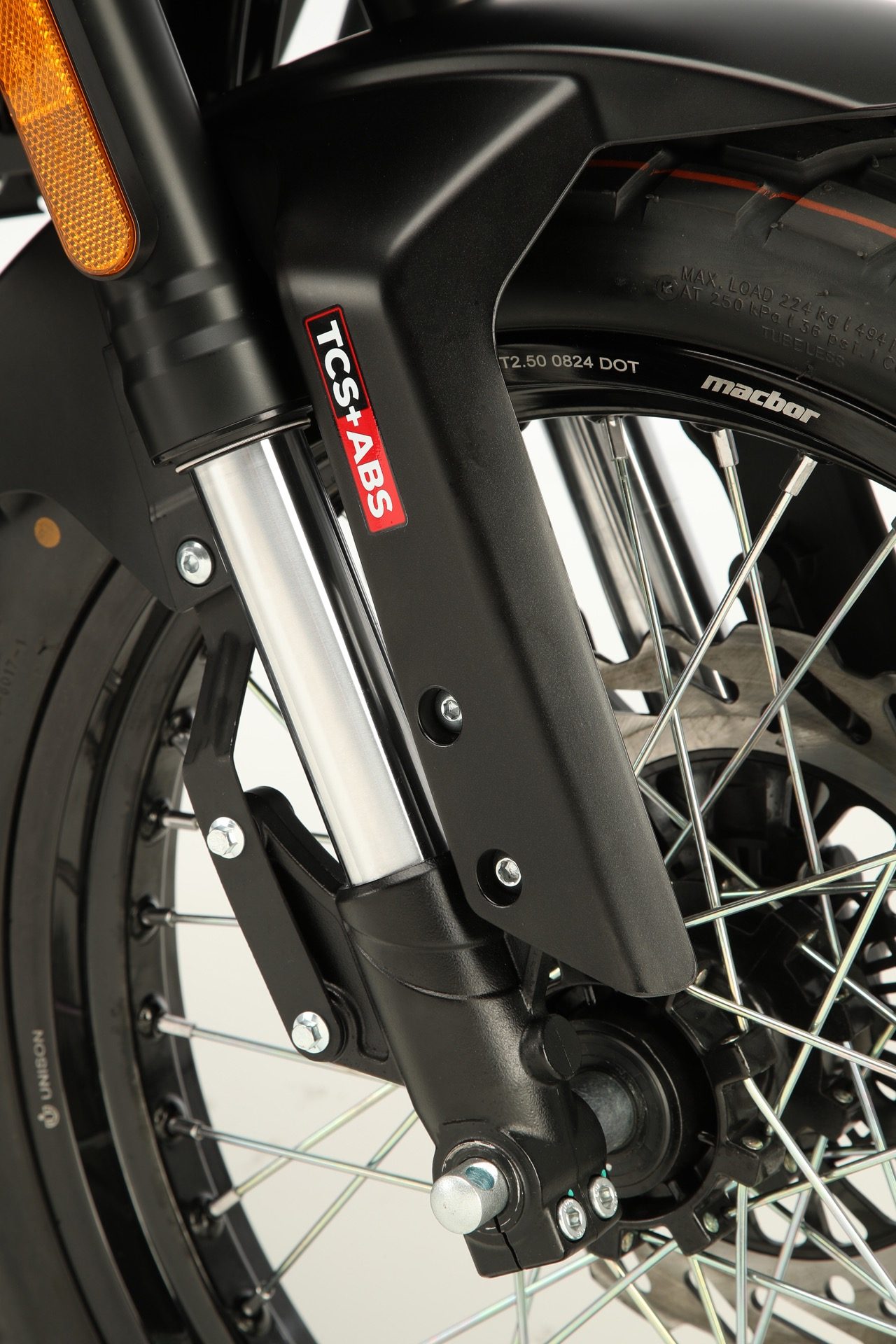 Primer plano del sistema de frenos con tecnología TCS y ABS para mayor seguridad.