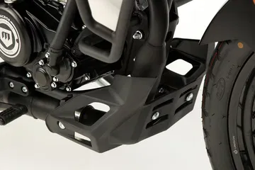 Vista del sistema de protección del motor, resalta su robustez y diseño funcional.