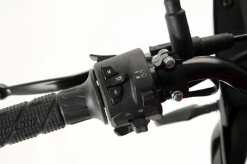 Detalle de los mandos en el manillar de la Macbor Montana XR1 EVO.