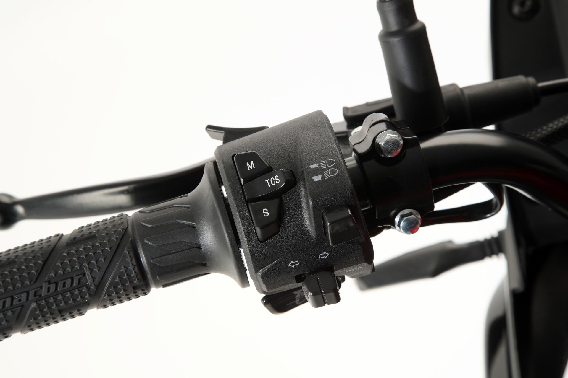 Detalle de los mandos en el manillar de la Macbor Montana XR1 EVO.