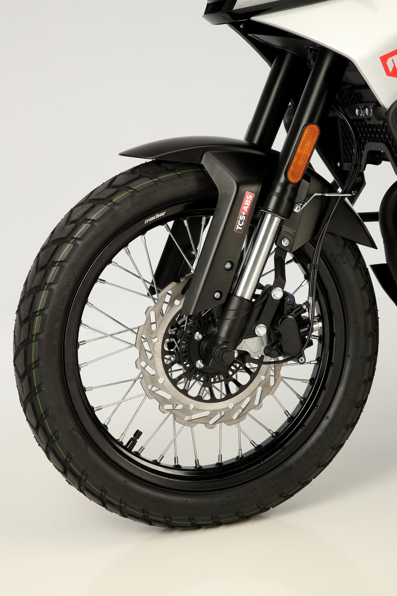 Detalle de la rueda delantera de la Macbor Montana XR1 EVO, destacando su diseño y tecnología.