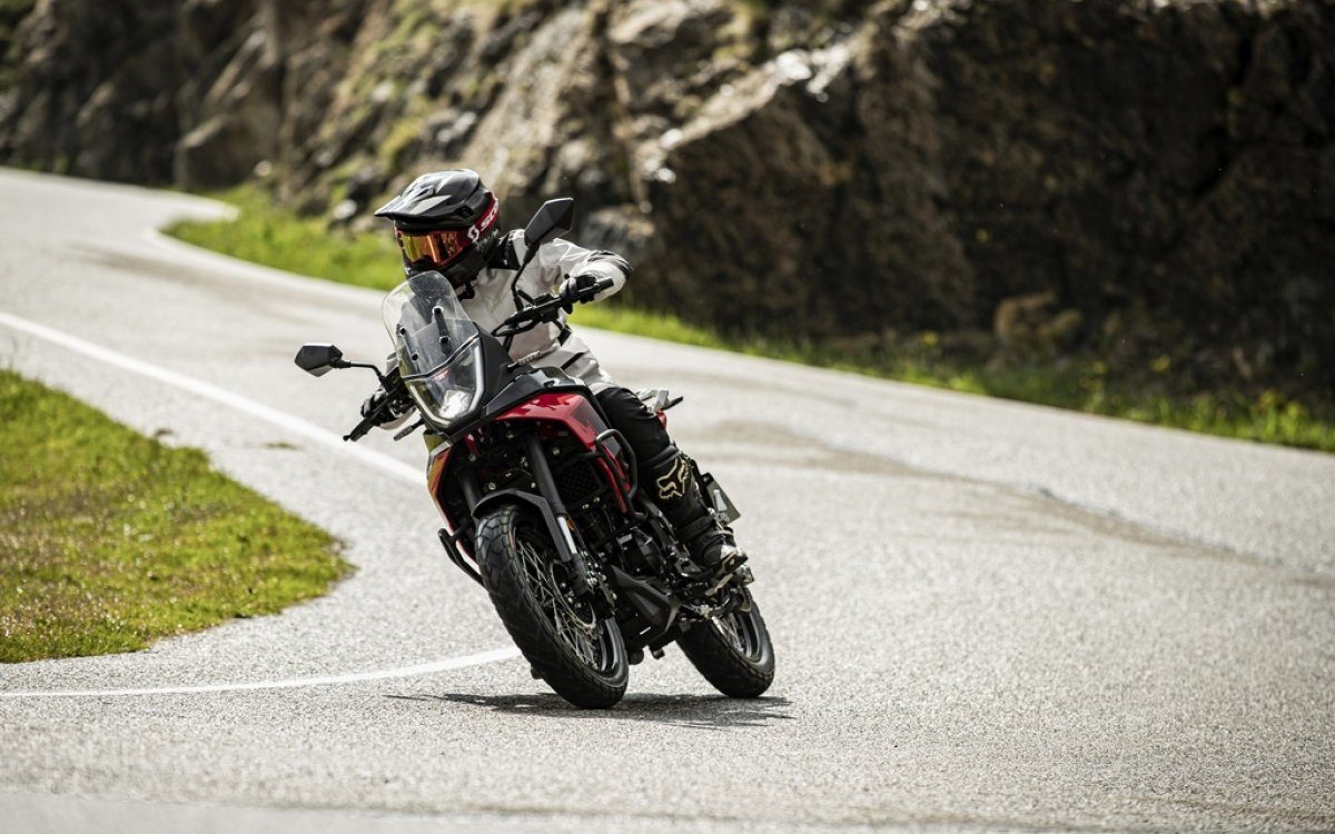 La Macbor Montana XR1 EVO ofrece un diseño robusto y funcional, ideal para aventuras en carretera. 