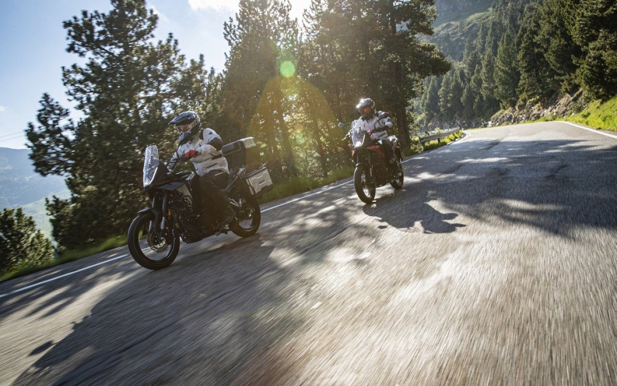 La Macbor Montana XR1 EVO en ruta, demostrando su agilidad y diseño robusto en un entorno natural.