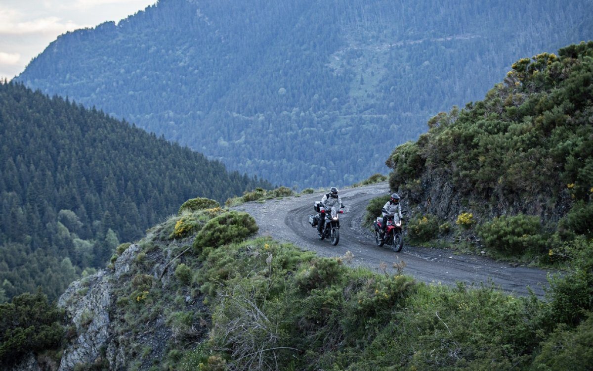 La Macbor Montana XR1 EVO se presenta en un entorno natural, ideal para aventuras off-road.