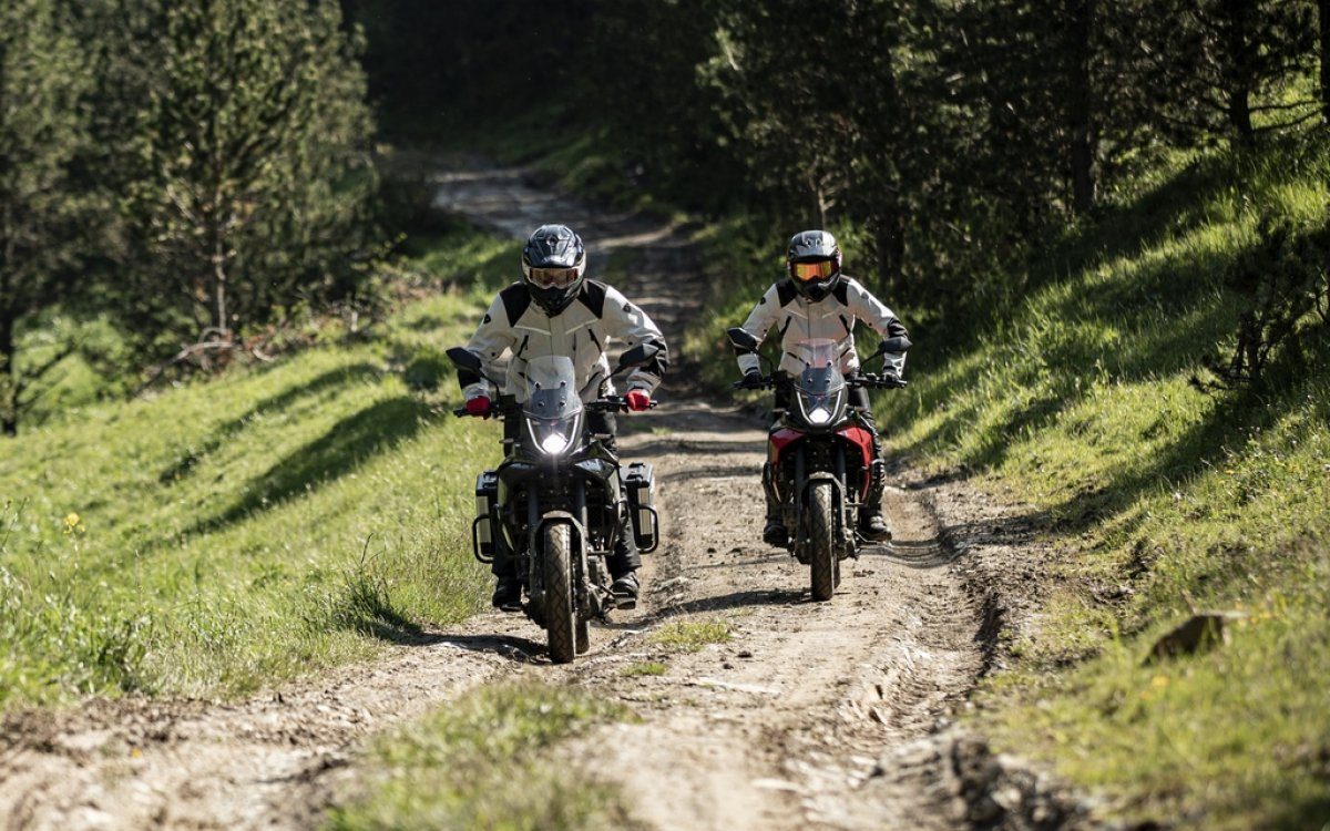 Dos motocicletas Macbor Montana XR1 EVO recorriendo un sendero forestal. Ideal para la aventura.
