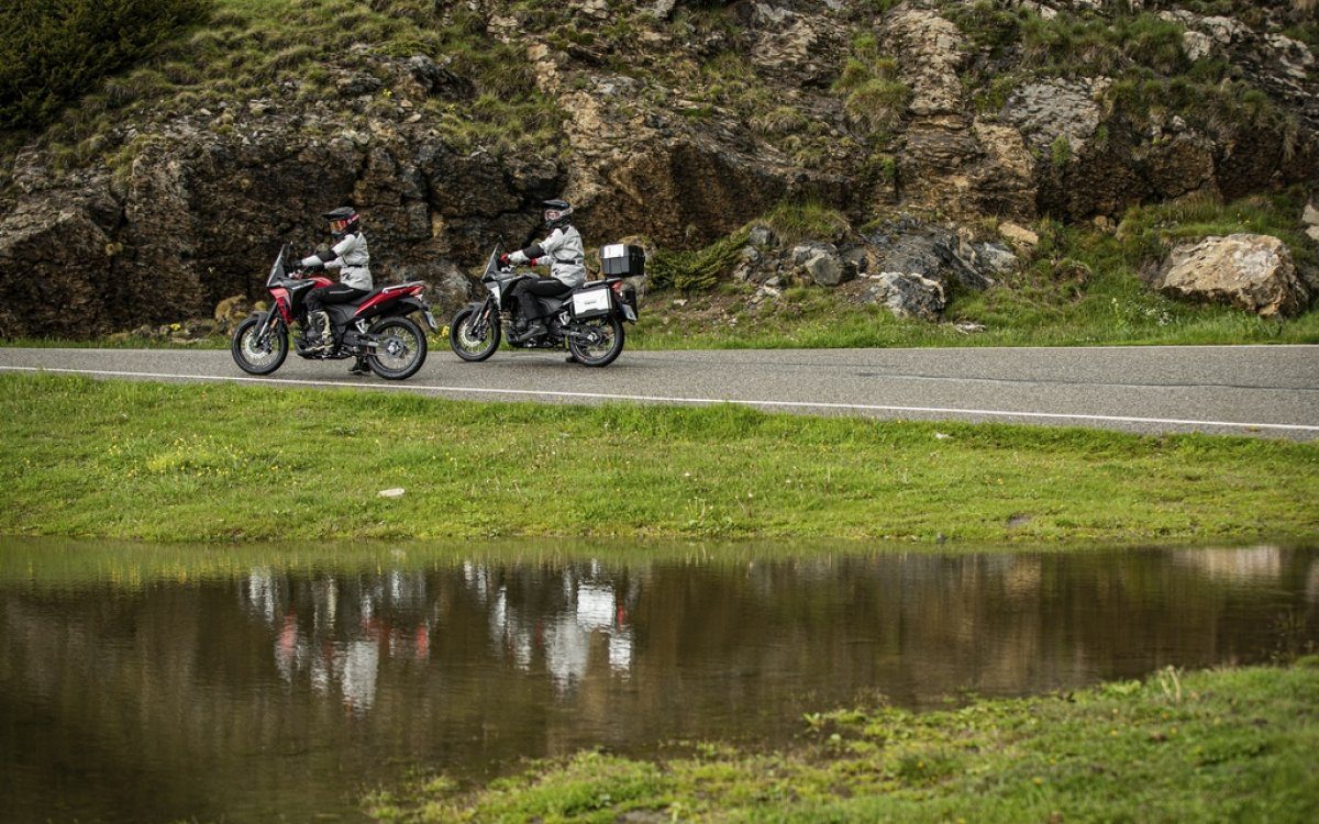 La Macbor Montana XR1 EVO surca paisajes naturales, mostrando su versatilidad en la carretera.