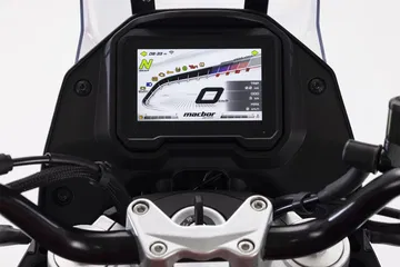 Pantalla digital de la Macbor Montana XR1 EVO muestra información completa para el piloto.