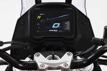 Pantalla digital de instrumentación que ofrece información clara sobre la moto. Pantalla digital de instrumentación que ofrece información clara sobre la moto.