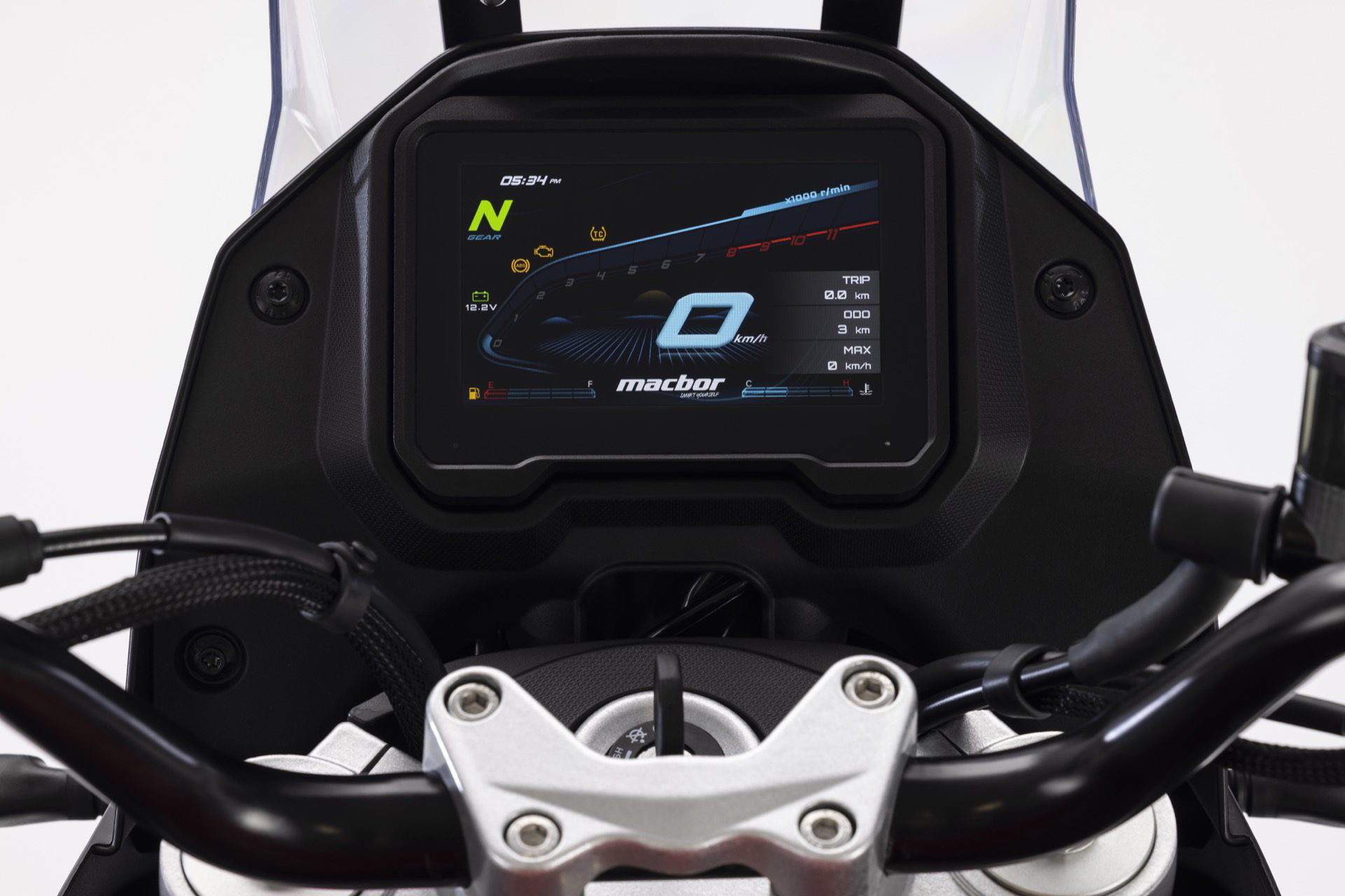 Pantalla digital de instrumentación que ofrece información clara sobre la moto.