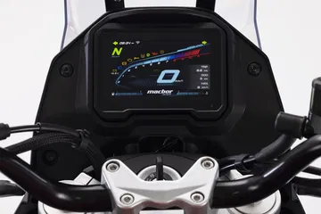 Panel de instrumentos de la Macbor Montana XR1 EVO, con display digital moderno.