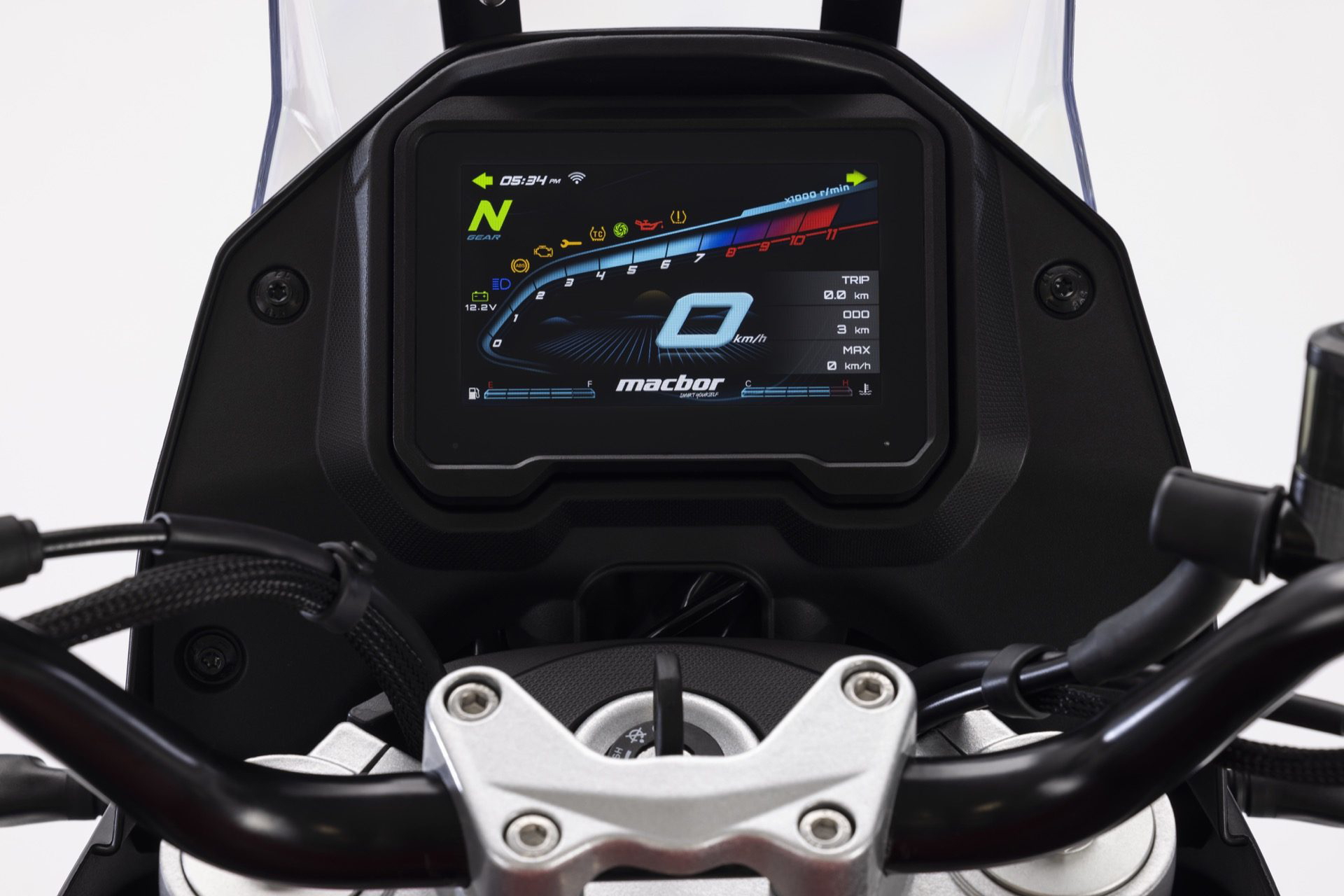 Panel de instrumentos de la Macbor Montana XR1 EVO, con display digital moderno.