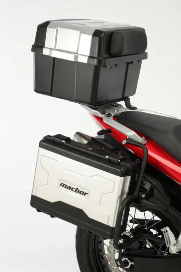 Maletero con capacidad para equipaje, ideal para viajes en la Macbor Montana XR1 EVO.