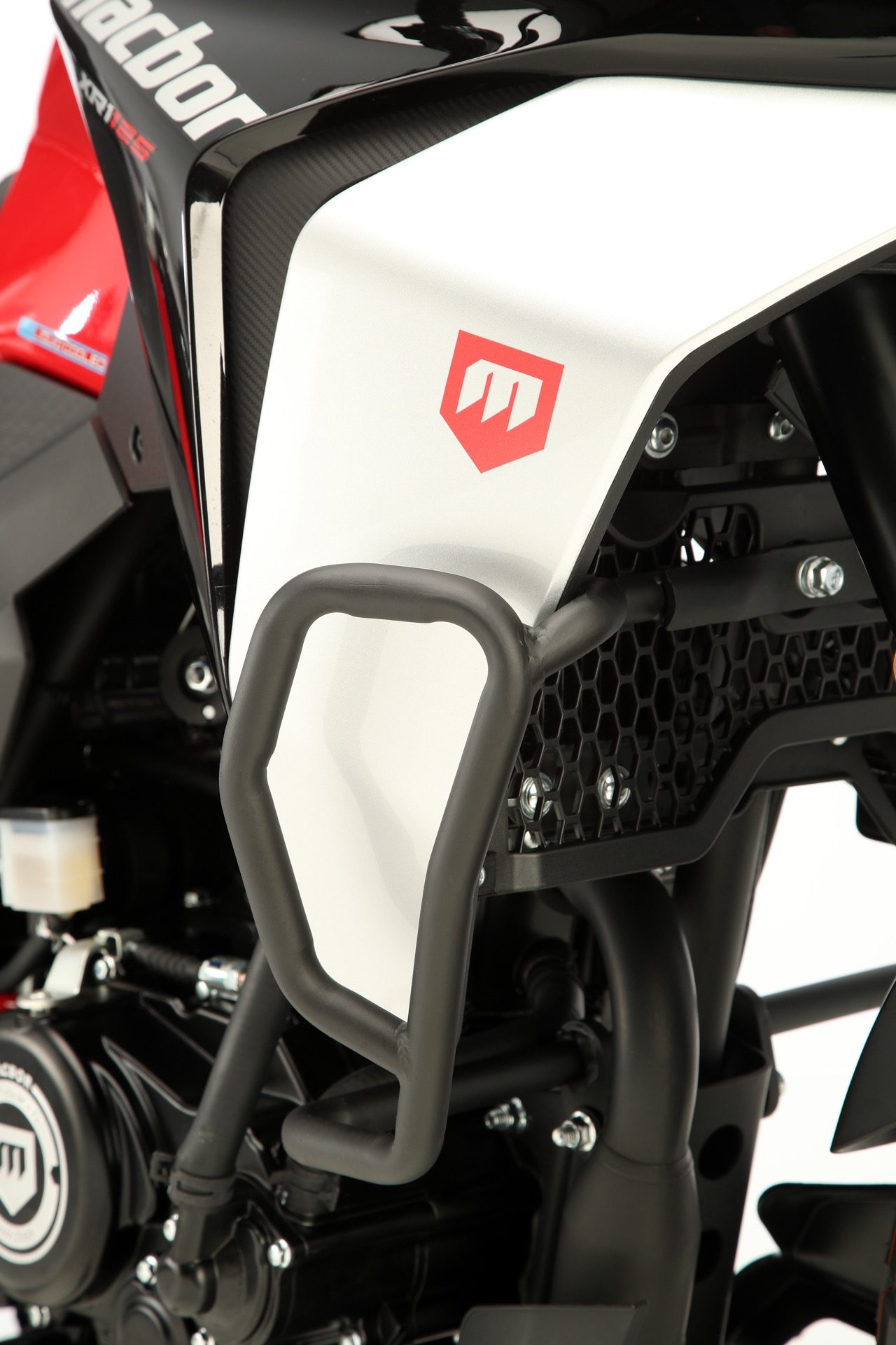 Detalles del diseño de la Macbor Montana XR1 EVO, mostrando su protección lateral.