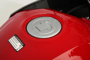 Toma de combustible del Macbor Montana XR1 EVO, con diseño sencillo y funcional.