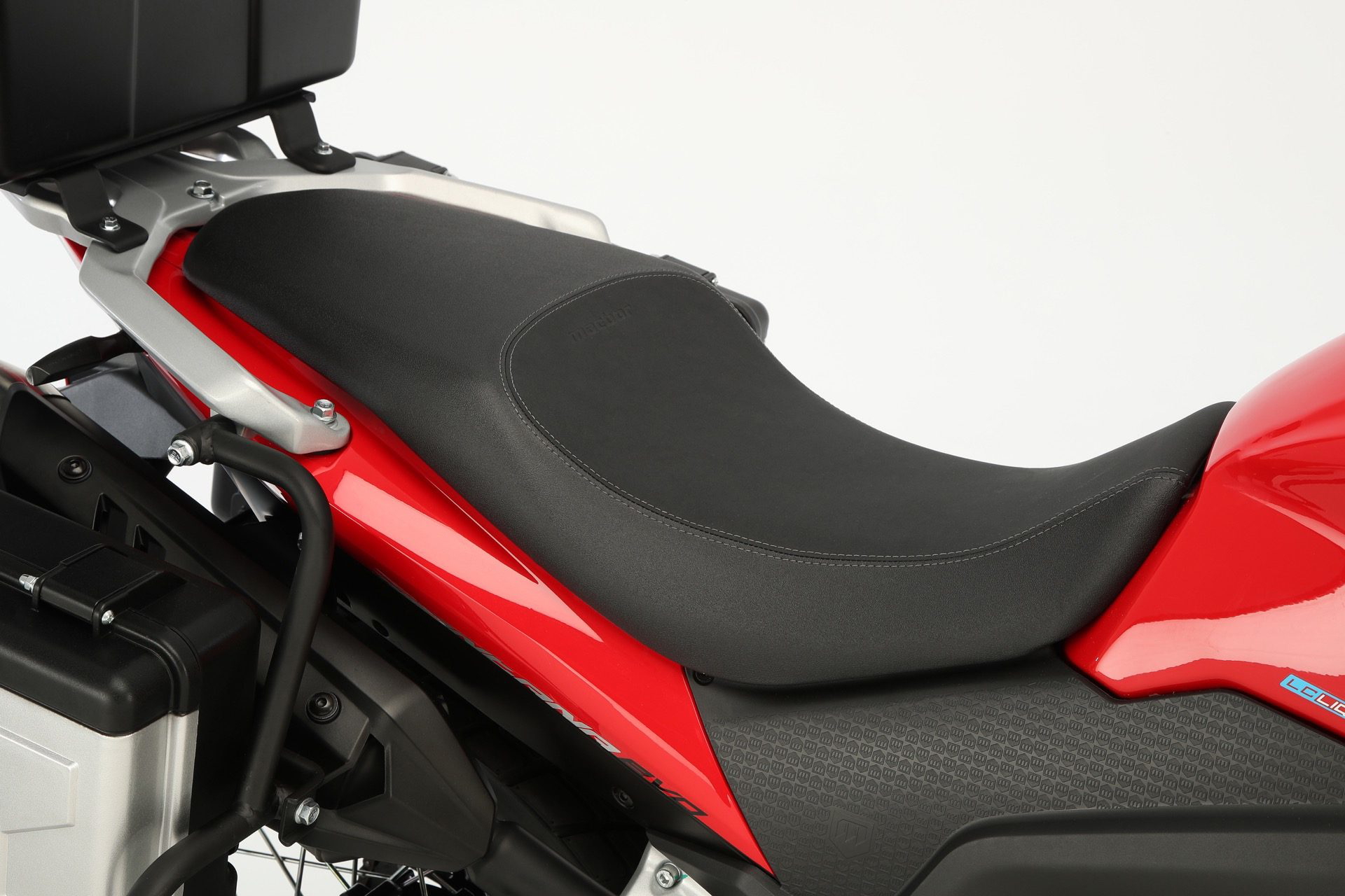 Asiento cómodo y ergonómico, ideal para rutas largas en la Macbor Montana XR1 EVO.