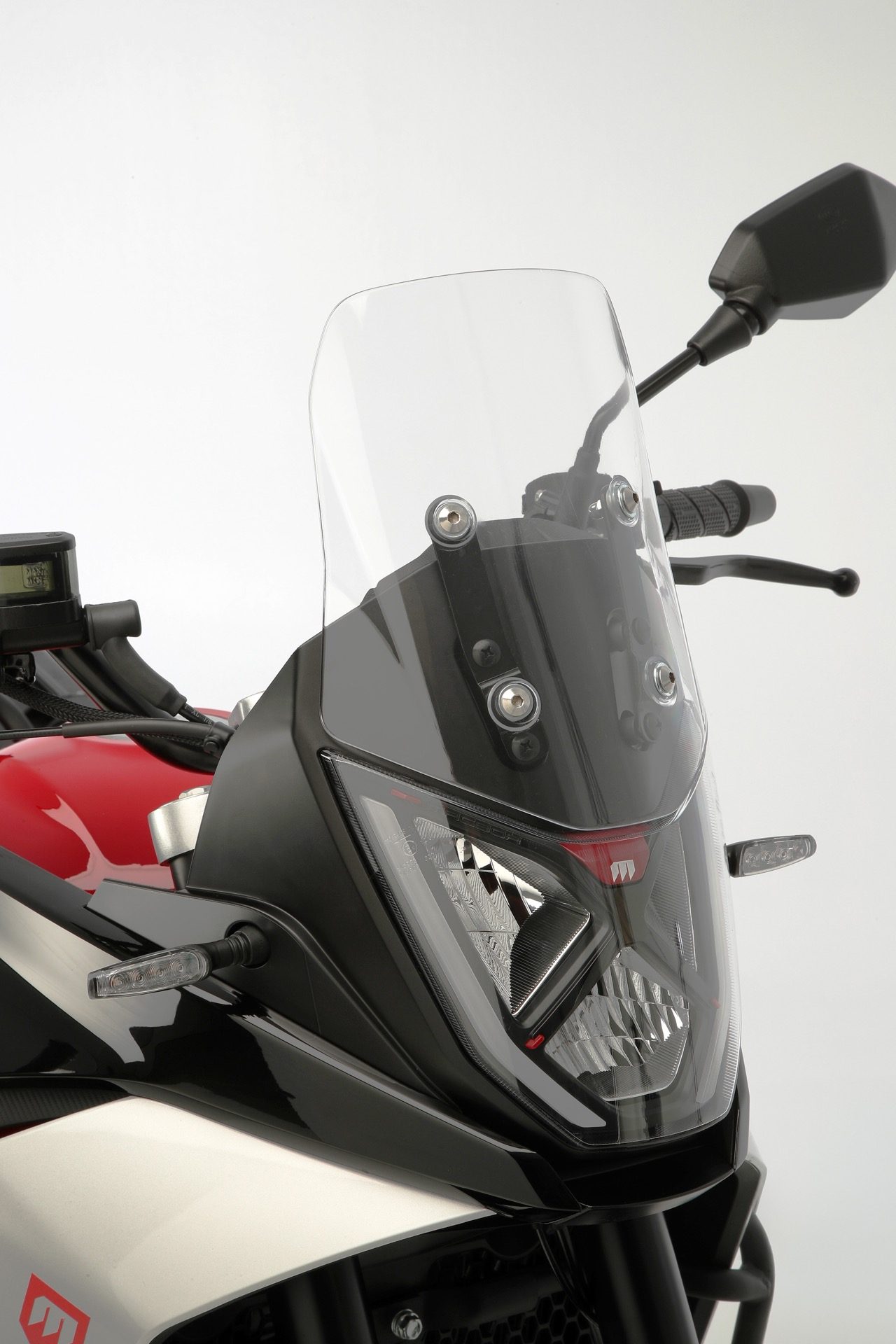 Visera y faro frontal de la Macbor Montana XR1 EVO, mostrando diseño moderno y funcionalidad.