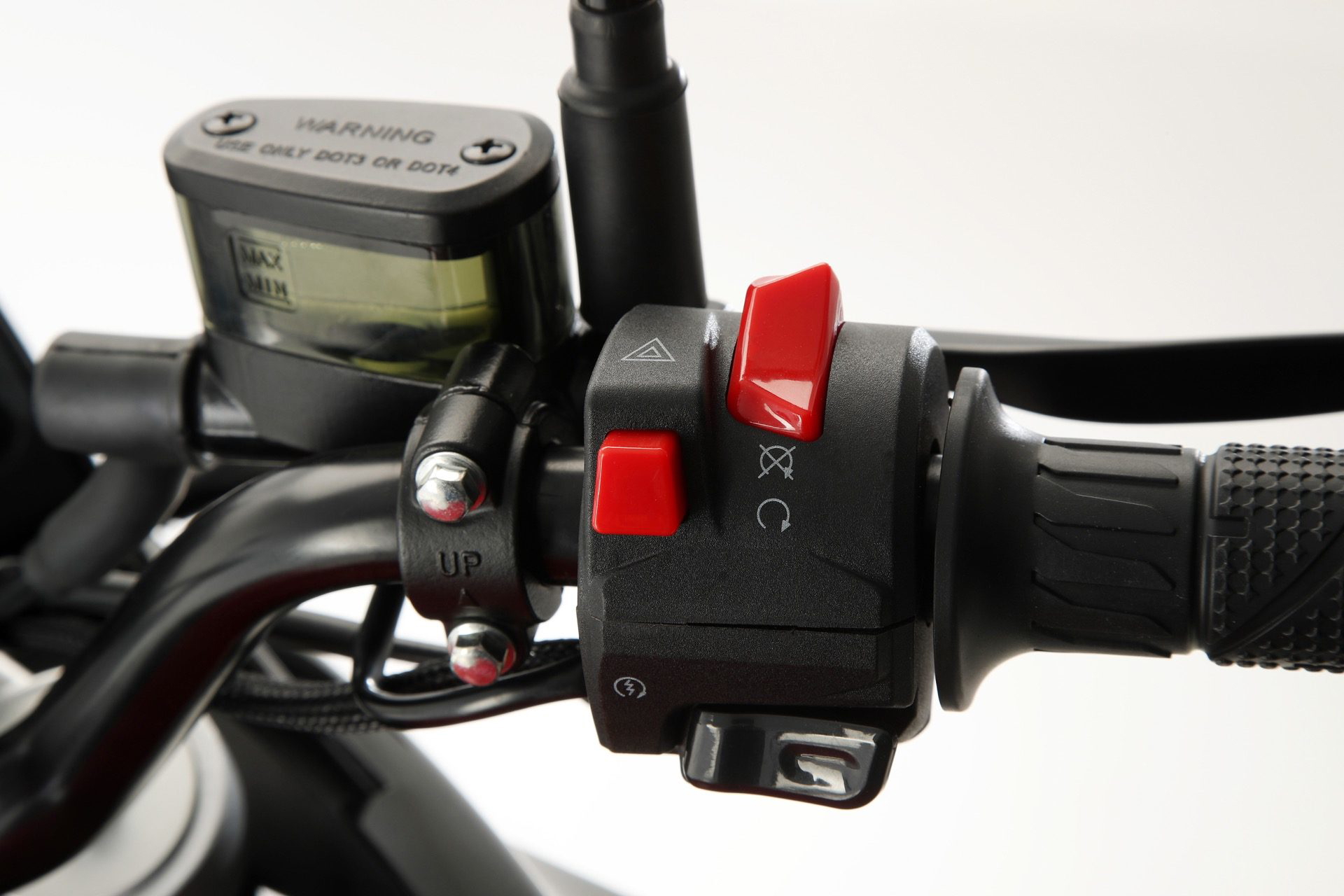 Detalle del manillar de la Macbor Montana XR1 EVO, con controles claramente visibles.