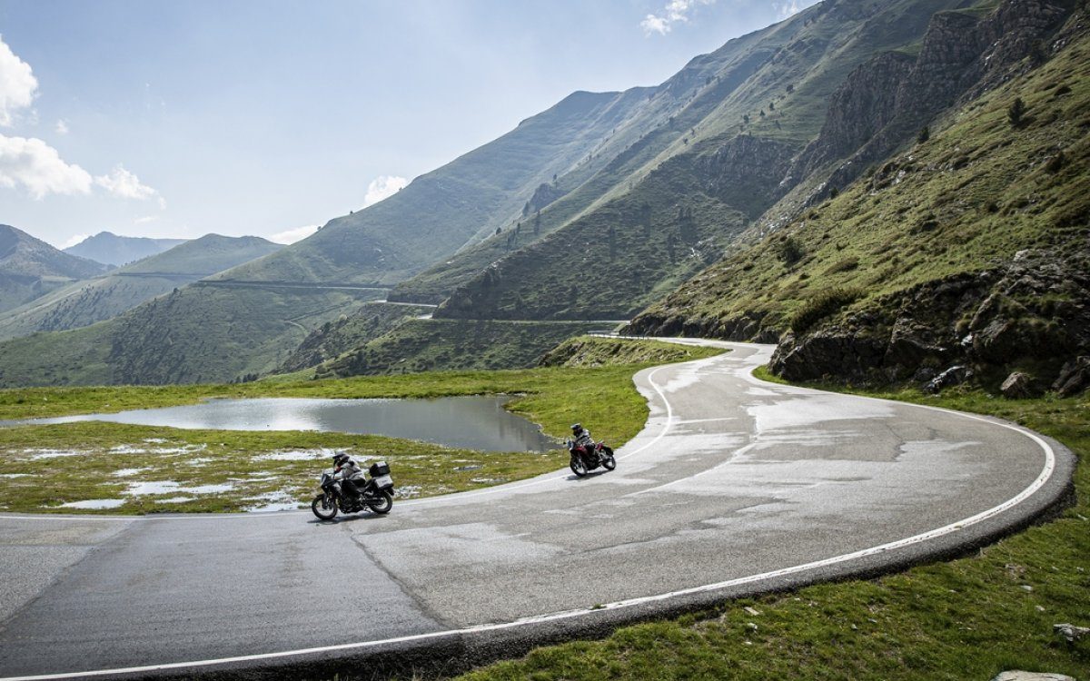 Vista panorámica de la Macbor Montana XR1 EVO en un paisaje montañoso