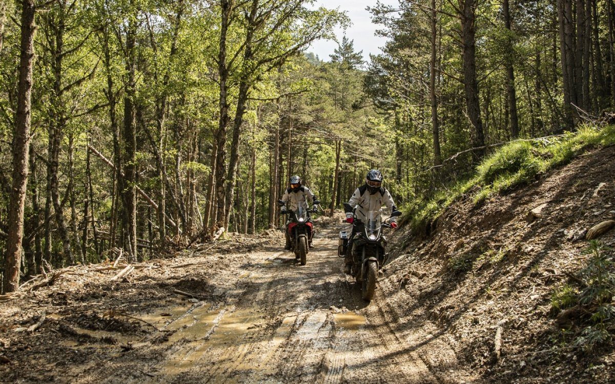 La Macbor Montana XR1 EVO ofrece una experiencia off-road excepcional en terrenos difíciles.