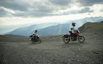 La Macbor Montana XR1 EVO destaca en rutas montañosas, ideal para aventureros.