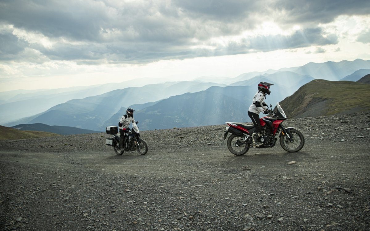 La Macbor Montana XR1 EVO destaca en rutas montañosas, ideal para aventureros. 