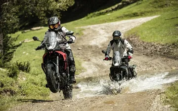 La Macbor Montana XR1 EVO en acción off-road, mostrando su rendimiento en terreno difícil.